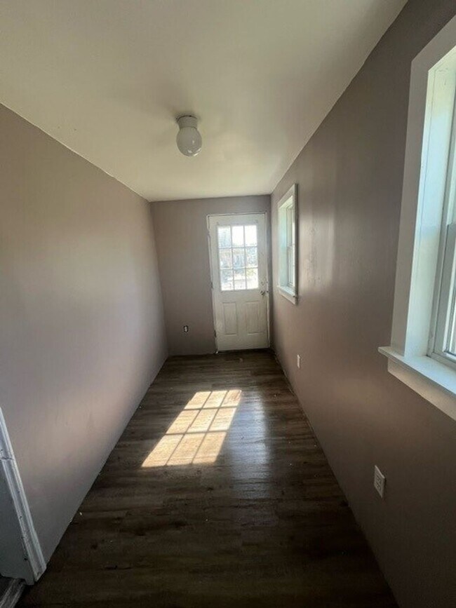 Building Photo - 3 Bed 1 bath home