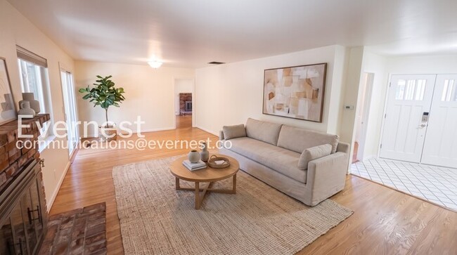 Building Photo - 4-Bed/2-Bath/Available Now!