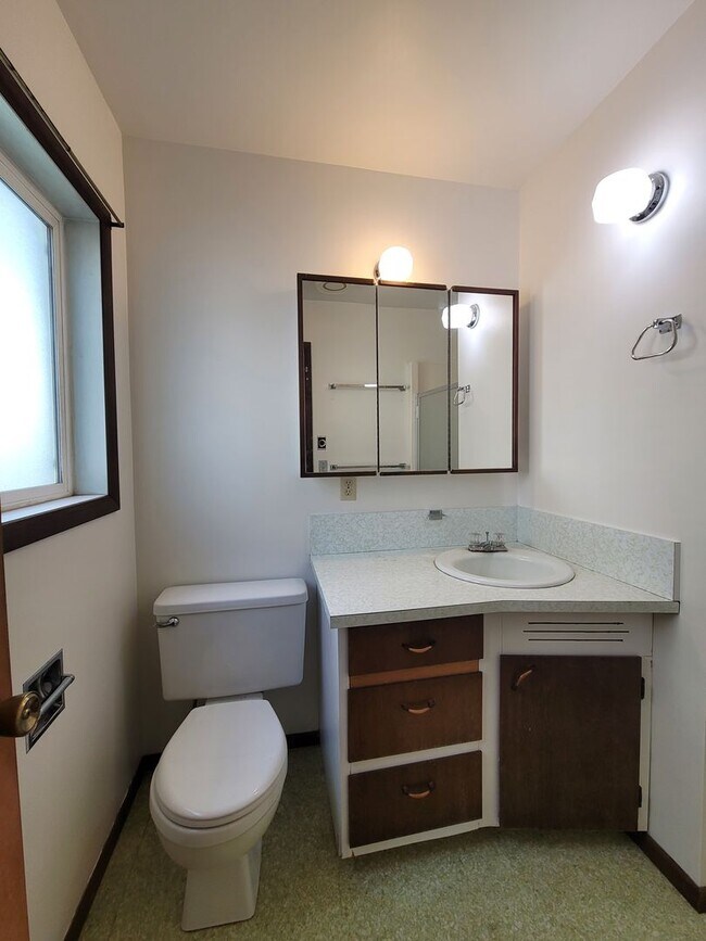 Building Photo - Charming 3 bed 2 bath with bonus room.