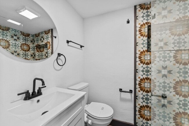 Building Photo - 2536 Burlington Ave N