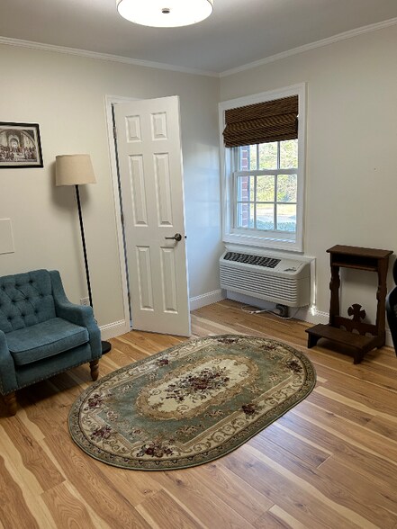 Building Photo - 1734 W Abingdon Dr