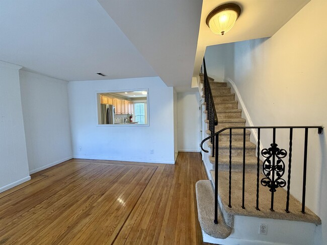 Building Photo - 7 Whitman Ave