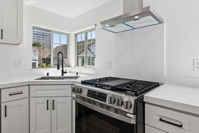 Building Photo - Stunning Luxury 2BR with Wraparound Deck in Downtown Palo Alto