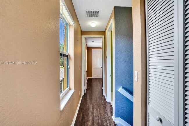 Building Photo - 2057 SE Avon Park Dr