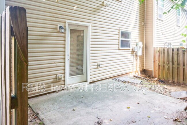 Building Photo - 45 Providence Oak Ct SE