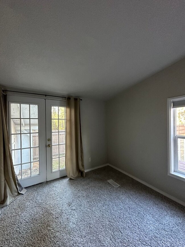 Building Photo - Adorable home in La Pine area, 1.5 acres fully fenced!!