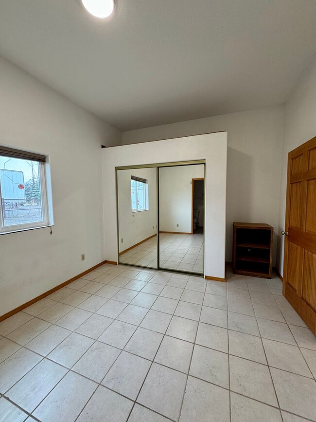 Building Photo - MOVE IN READY!