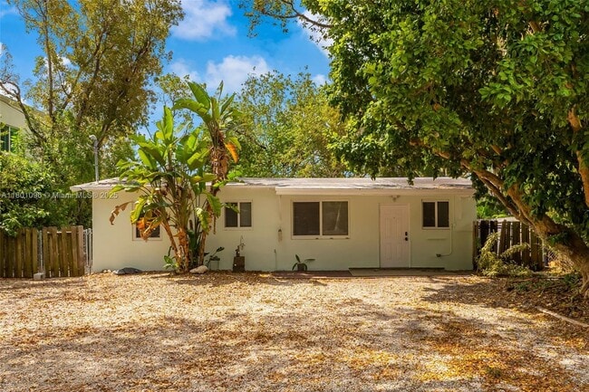 Primary Photo - 7 Coral Dr