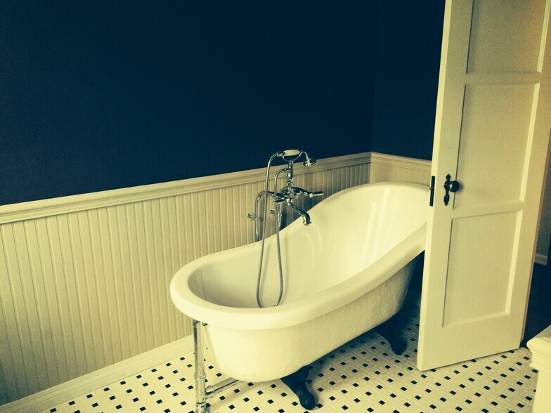 Main Bath Clawfoot Tub - 9560 1/2 W Olympic Blvd