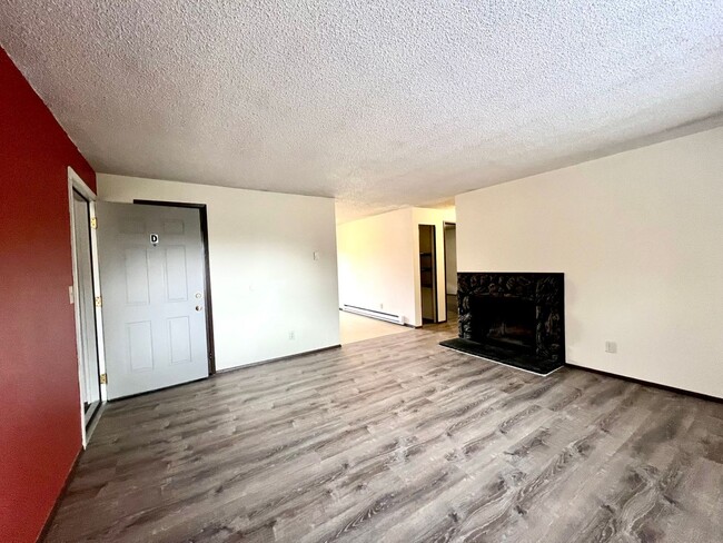 Building Photo - Upper-Floor Unit in Fourplex near Tacoma Mall