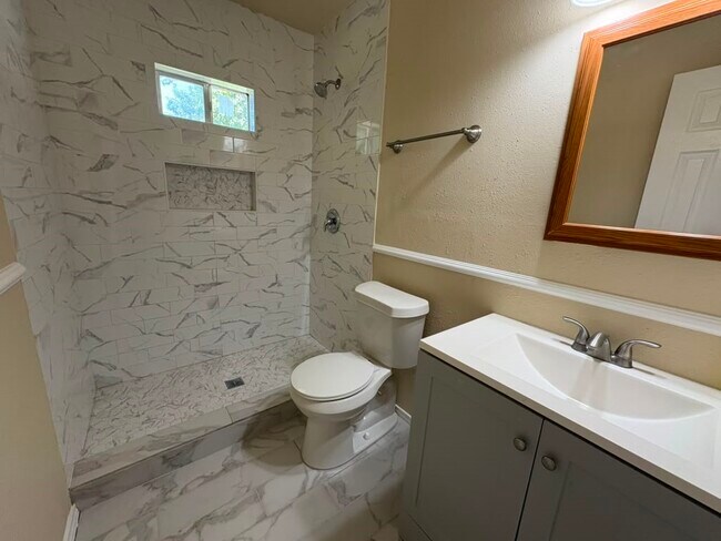 Building Photo - 9210 Crescent Moon Dr