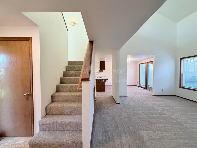 Building Photo - 719 SW Backcourt Pl