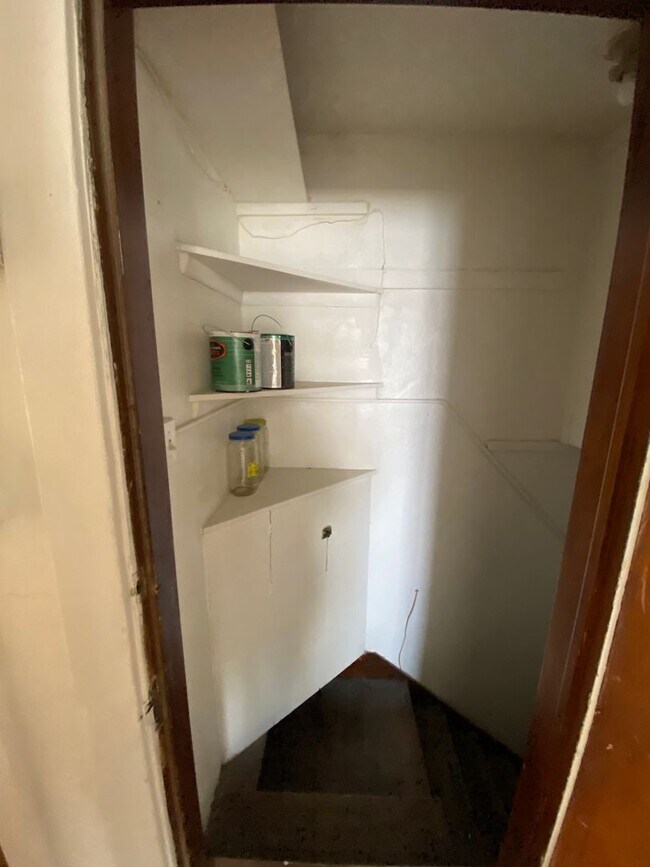 Building Photo - Spacious 3-Bedroom