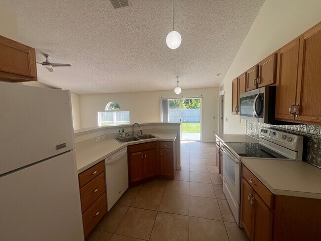 Building Photo - Beautiful Home with Spacious backyard