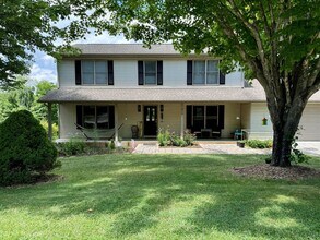 Building Photo - 6 bed/3 1/2 bath.  Pet Friendly