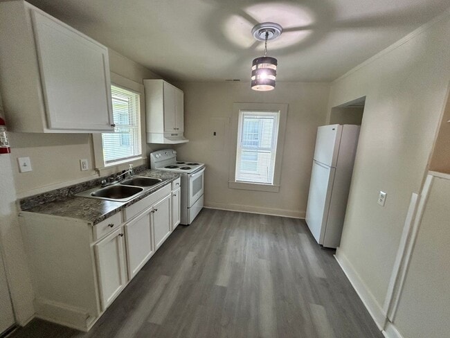 Building Photo - Cozy Two bedroom Home-Newly Renovated