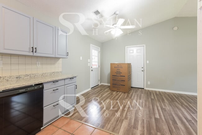 Building Photo - Don't miss out on this charming 3 BR 2 BA, home!