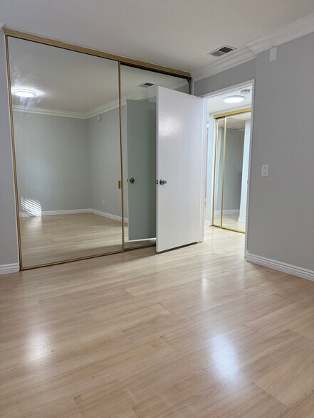 Building Photo - 7101 Farralone Ave