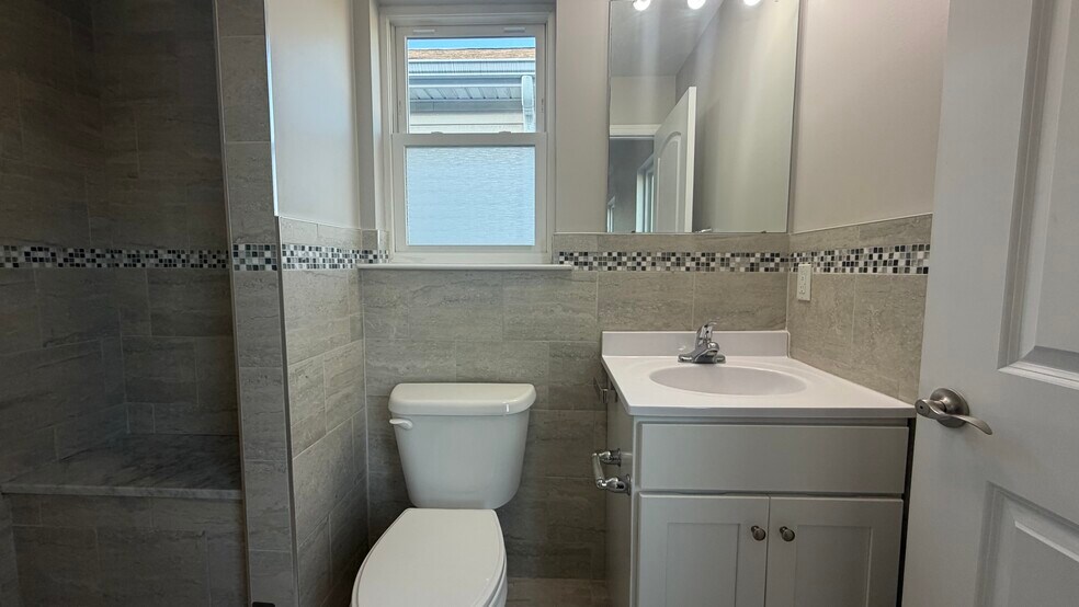 MASTER BATHROOM - 234 Palmer St