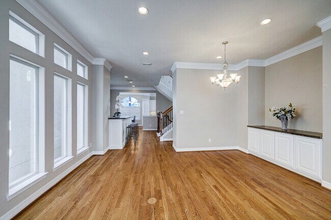 Building Photo - 623 Knox St