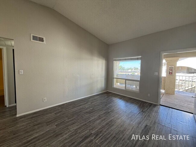 Building Photo - 465 W Ivyglen St