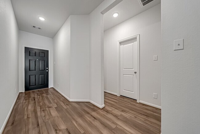 Building Photo - 15250 White Moss Dr