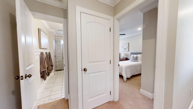 Building Photo - Gorgeous and updated home in Heart of Auburn