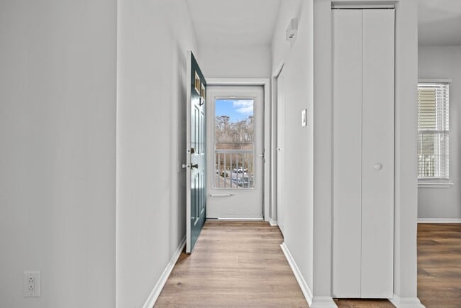 Building Photo - Beautiful condo in Great Neck Landing