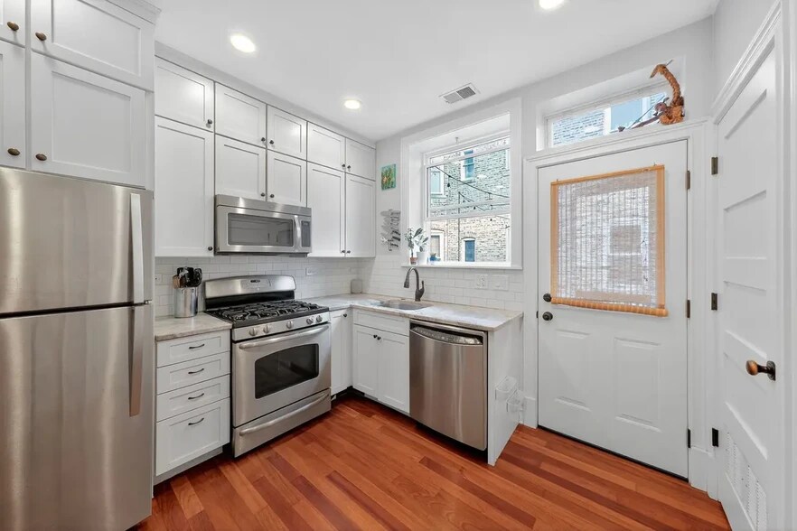 Building Photo - 2578 W Lyndale St