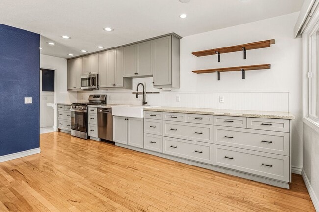 Building Photo - Spacious 3 Bed / 3 Bath Ocean Beach Townhome with Private Patio & Garage - Available NOW
