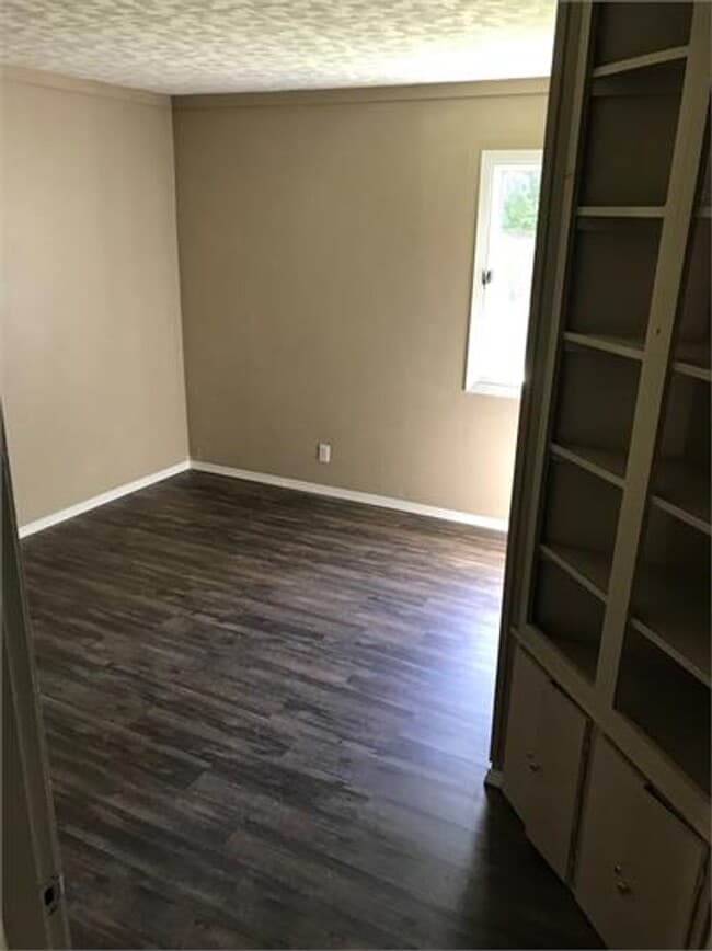 Building Photo - 713 N Maplewood Dr