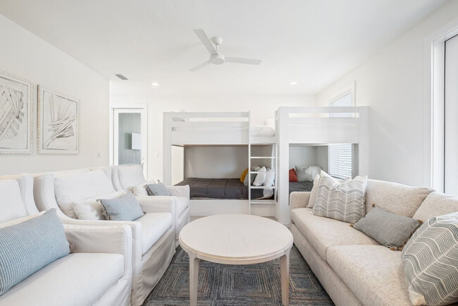 Building Photo - 31 Sarah St