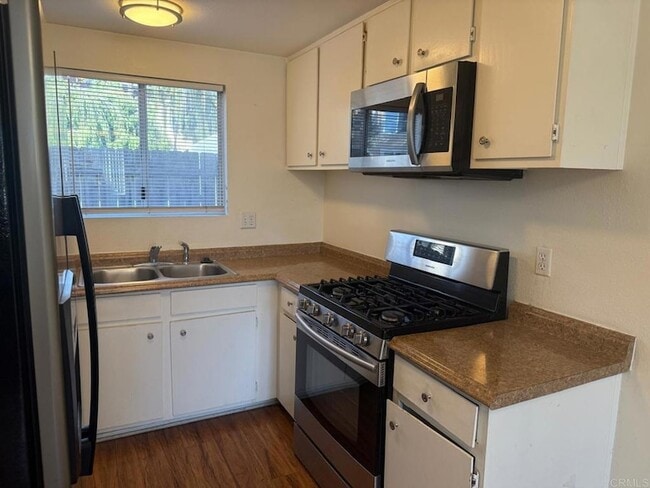 Building Photo - 5130 N River Rd