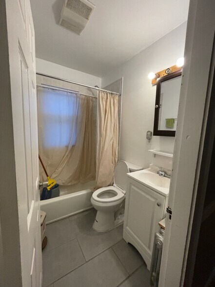 Shared bathroom - 53 Germain Ave