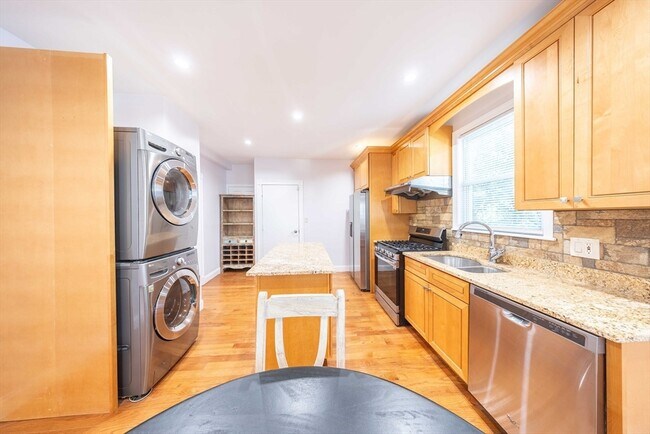 Building Photo - 7 Alcott St