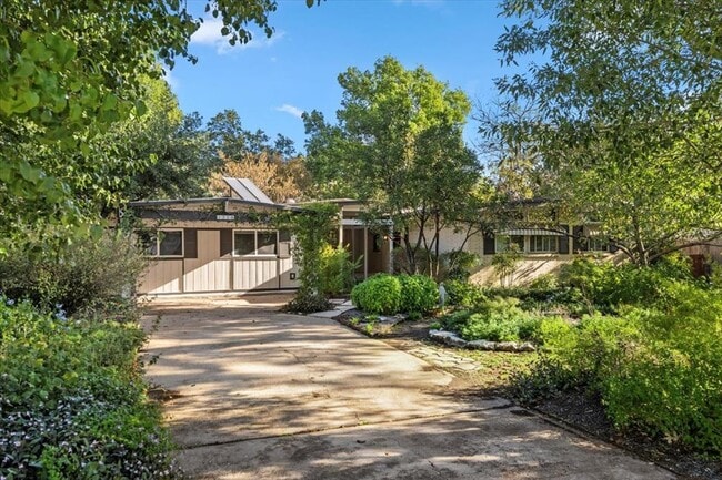 Building Photo - 3210 Bruce Dr