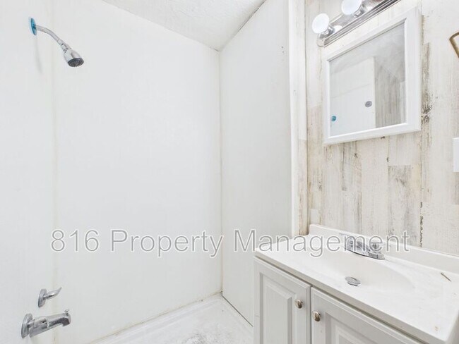 Building Photo - 411 Main St