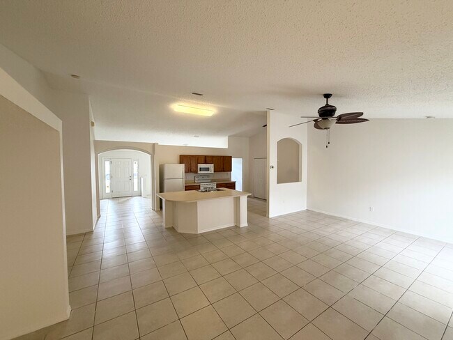 Building Photo - 10 Pinelynn Dr