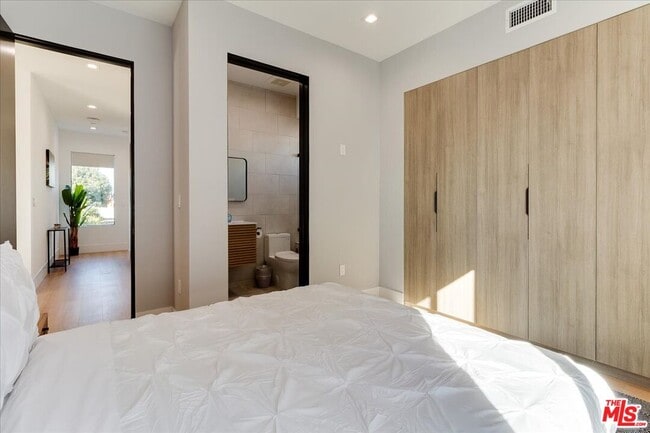 Building Photo - 2034 S Curson Ave