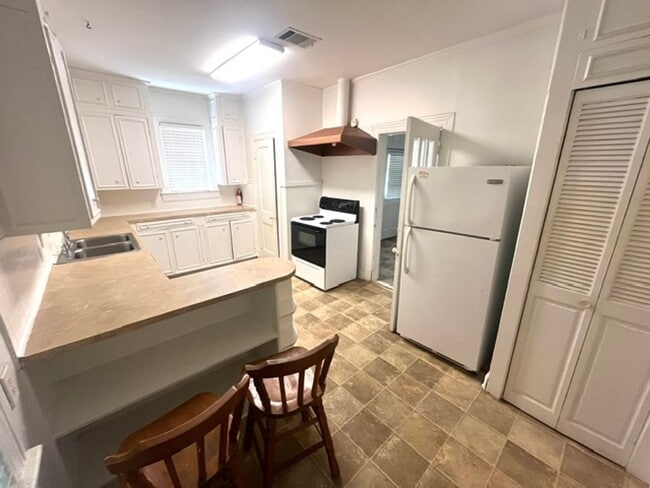 Building Photo - Move in Special: 1/2 off First Month's Rent - Located in the incredible Belhaven Historic District