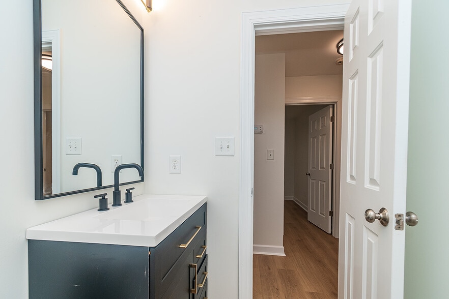 Building Photo - 729 Stadium Dr