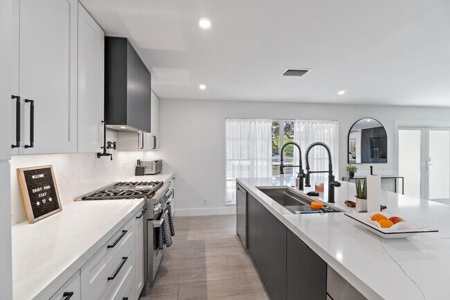 Building Photo - 4193 Hyacinth Cir N