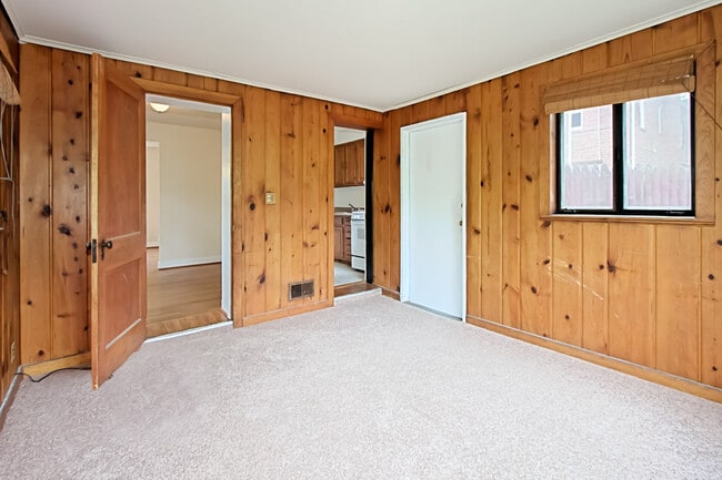 Building Photo - Blocks to Crystal City Metro and just minutes to Washington, D.C. via the 14th Street Bridge