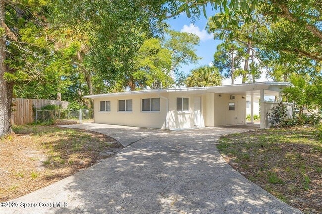Primary Photo - 1104 Azalea Ln
