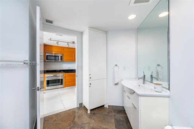 Building Photo - 475 Brickell Ave