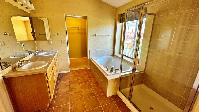 Building Photo - Fantastic 3 Bd 3 Bth + Office in Cherry Cr...