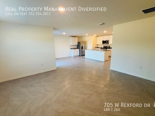 Building Photo - 705 W Rexford Dr