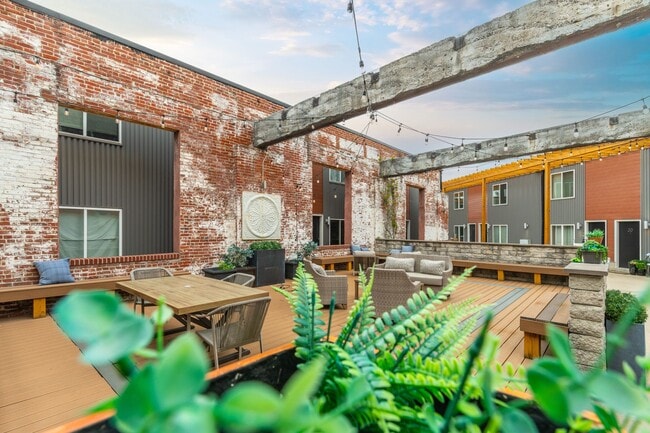 Building Photo - 3003 W Glenwood Ave