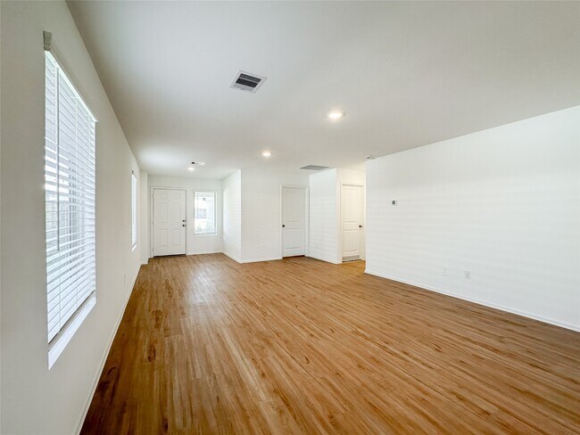 Building Photo - 1444 Las Cuevas Dr