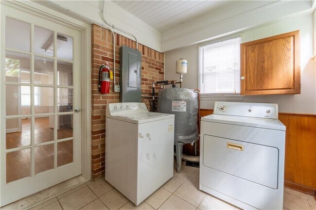 Building Photo - 1387 Church St